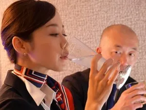 Cô gái mắt to dễ thương và ông già đeo kính đang quan hệ tình dục, chi tiết cận cảnh rõ nét về cảnh quan hệ, nhiều tư thế phục vụ và chinh phục ông già