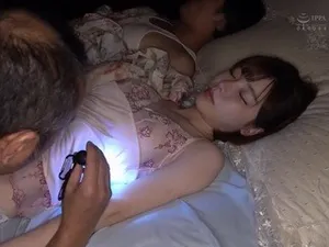 Tôi đã ăn tối với một cô gái gợi cảm đi tất và giày cao gót tại một nhà hàng cao cấp. Cô ấy ngay lập tức nhào nặn bộ ngực lớn của mình khi cô ấy có hứng thú
