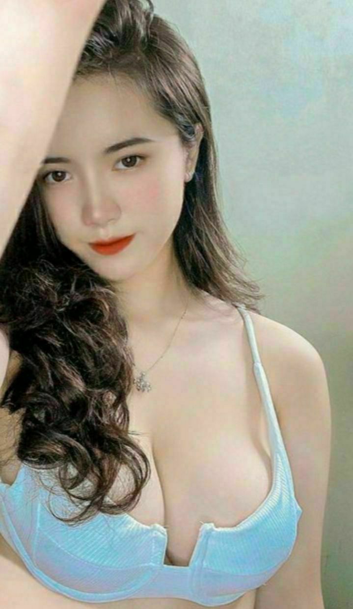 Một nhóm nam nữ thể hiện đam mê của họ trong quan hệ tình dục 5P, phô bày khuôn mặt, chơi với tất và bịt miệng, chơi với sáp nhỏ giọt, mút ngực, liếm lồn, thổi kèn cho những con cặc lớn và quan hệ bằng những lời tục tĩu và đam mê. Đừng bỏ lỡ nhé.